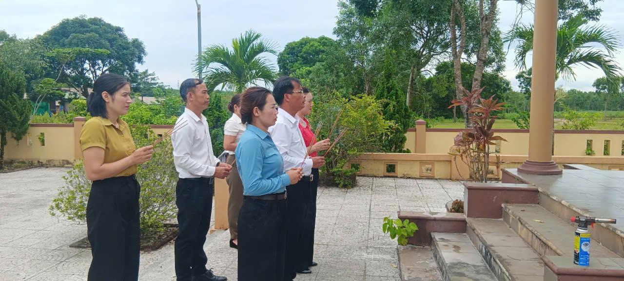 PHÒNG VH - XH XÃ CỒN TIÊN TỔ CHỨC DÂNG HƯƠNG ĐÀI TƯỞNG NIỆM TẠI NGHĨA TRANG QUỐC GIA TRƯỜNG SƠN...