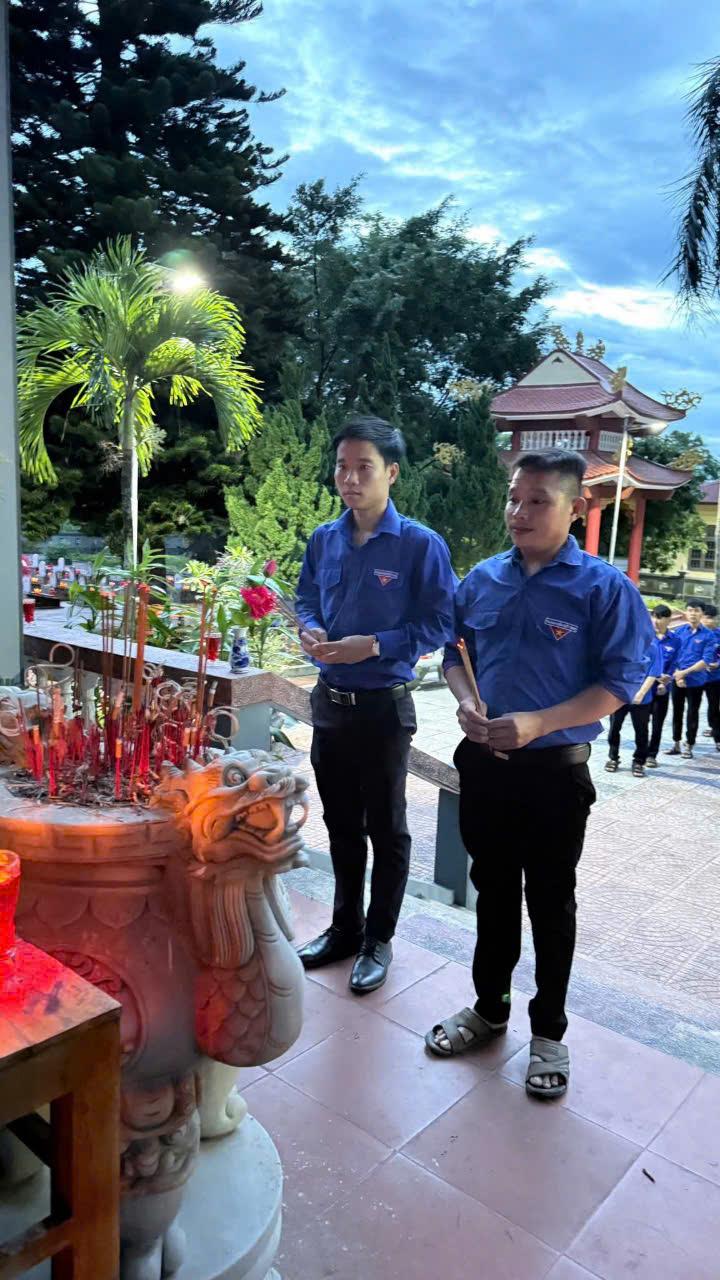 ĐOÀN THANH NIÊN XÃ CỒN TIÊN DỌN VỆ SINH, THẮP NẾN TRI ÂN CÁC NGHĨA TRANG LIỆT SĨ NHÂN KỶ NIÊM 78...
